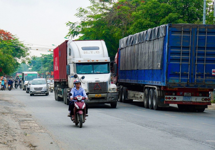 Tại đoạn đường quốc lộ 6 đi qua phường Yên Nghĩa, quận Hà Đông chỉ có 2 làn đường, mật độ phương tiện giao thông cao nhưng lòng đường chật hẹp khiến khu vực này tiềm ẩn nhiều nguy cơ xảy ra tai nạn