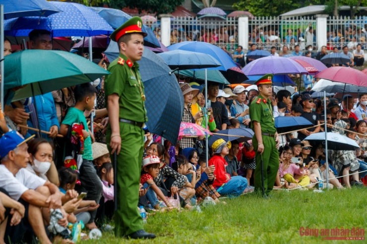 Du khách tập trung về đông, nên lực lượng an ninh cũng có mặt từ sớm để bảo vệ ANTT.