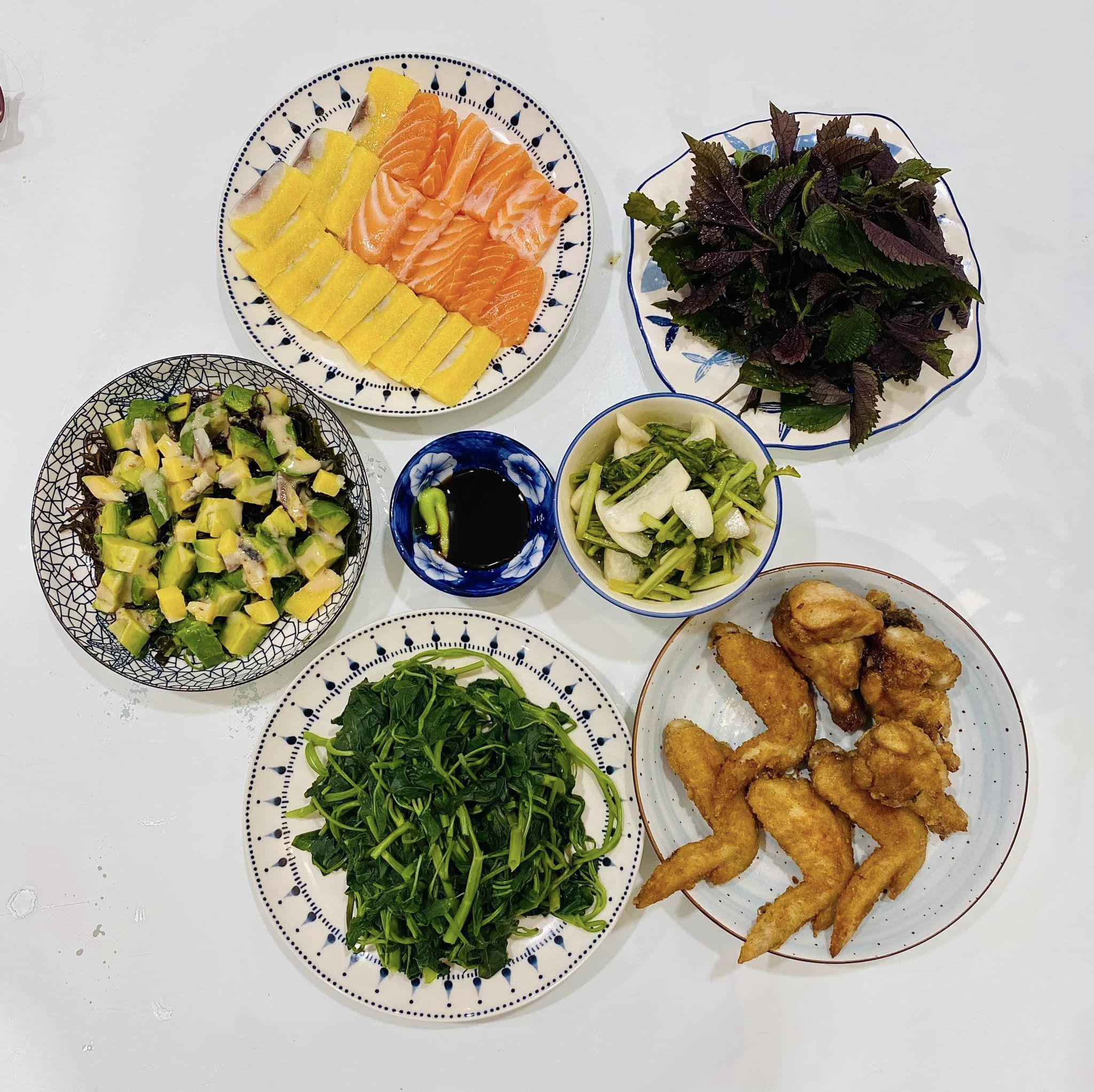 Sashimi + Cánh gà chiên + Salad + Rau muống luộc