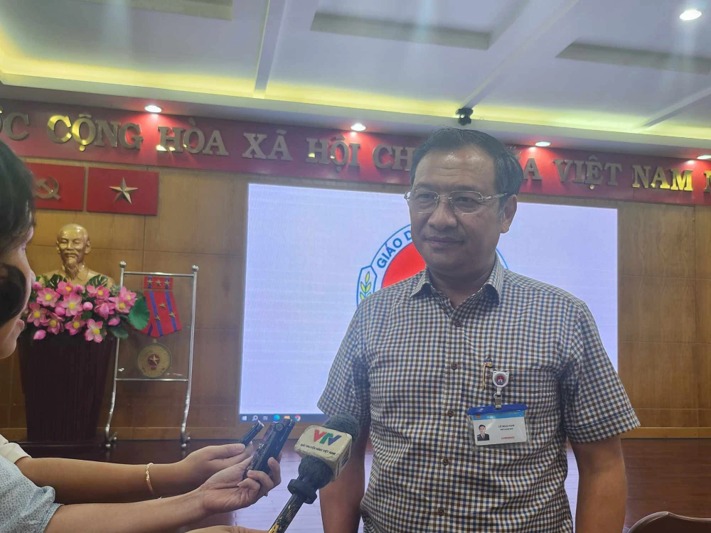 Ông Lê Hoài Nam, Phó Giám đốc Sở GD&ĐT TP.HCM trao đổi thông tin với báo chí. Ảnh: NGUYỄN QUYÊN