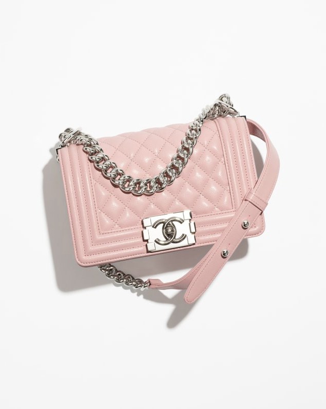 Set đồ được hoa hậu kết hợp cùng chiếc túi Chanel Boy màu hồng nhạt, giá bán hơn 170 triệu đồng.