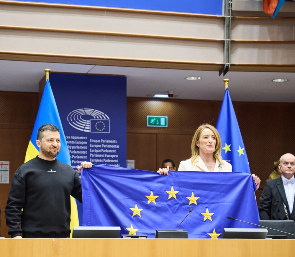 Tổng thống Ukraine Volodymyr Zelensky và Chủ tịch Nghị viện châu Âu Roberta Metsola vào năm 2023. Ảnh: EU WATCH