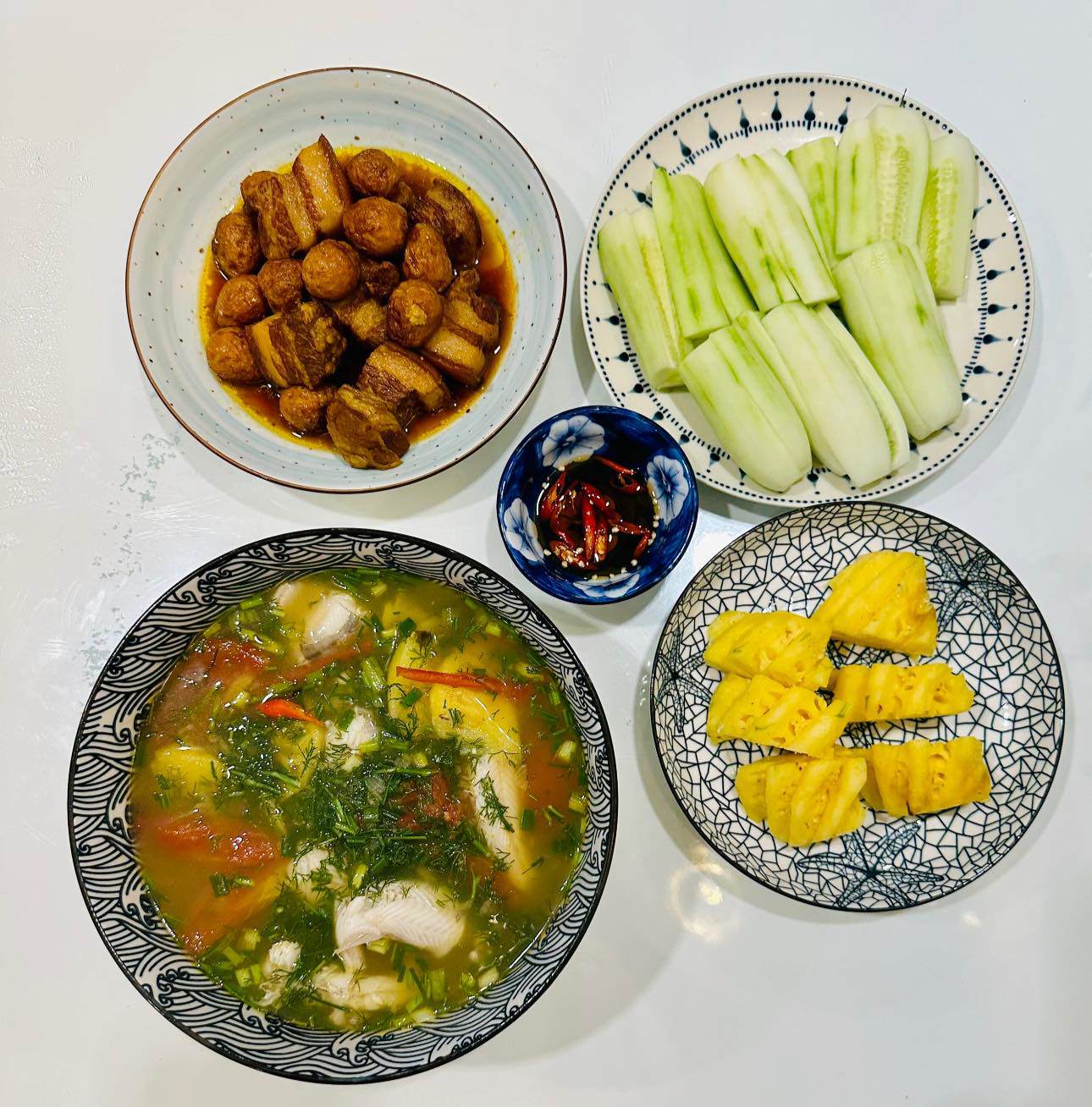 Thịt kho tàu + Canh chua cá khoai + Dưa chuột, dứa