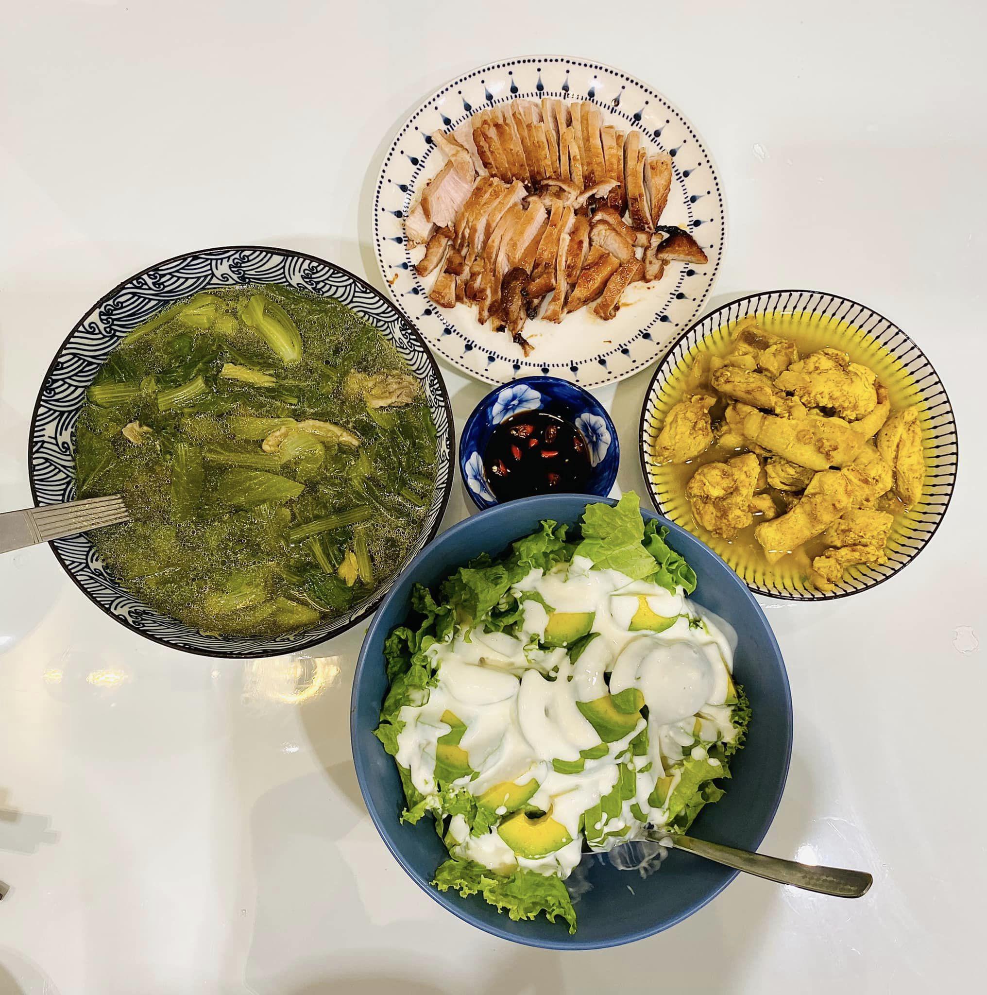 Thịt gà rang gừng + Thịt thăn nướng + salad + Canh cải