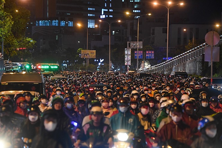 Xe máy, buýt chen nhau, nhích từng chút một trên đường Điện Biên Phủ về trung tâm thành phố.