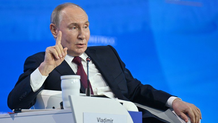 Tổng thống Nga Vladimir Putin phát biểu tại Diễn đàn Kinh tế Quốc tế St. Petersburg.