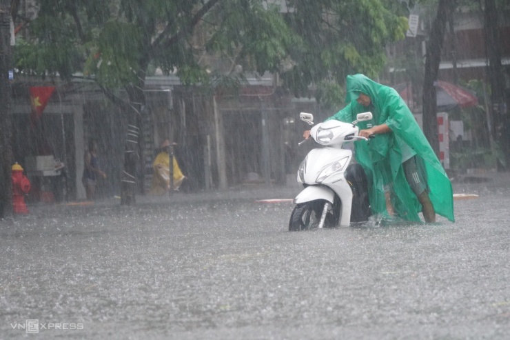 Xe ngập chết máy, người đàn ông phải dắt bộ trong cơn mưa tầm tã trên đường Lê Lai, quận Ngô Quyền.