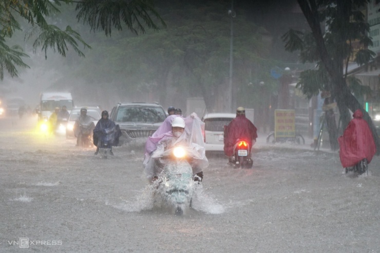 Đường Đà Nẵng, TP Hải Phòng mênh mông nước, phương tiện di chuyển khó khăn.