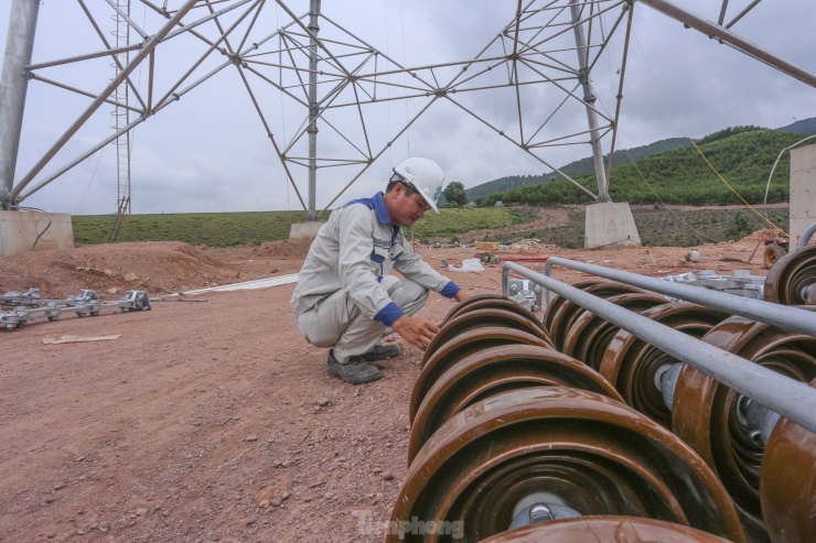 “Cột được thiết kế cao 145m (cột bình thường 50-80m), nặng 426 tấn. Cột thép này dạng ống - sử dụng lần đầu tiên trong dự án đường dây 500kV tại Việt Nam”, anh Trường nói. Trong hình, kỹ sư dự án kiểm tra thiết bị trước khi lắp dựng lên cột.