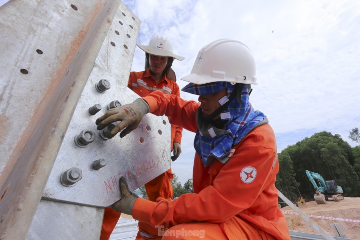 Những ngày này, Tổng Công ty Điện lực miền Trung cũng điều động 14 đơn vị của 13 công ty điện lực các tỉnh, thành phố và 1 công ty dịch vụ để thành lập 24 tổ xung kích với 389 kỹ sư, công nhân đảm nhận thi công 18 vị trí cột.