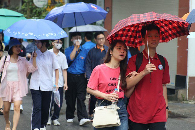 "Con ơi sắp đến cổng rồi, cố lên con nhé"