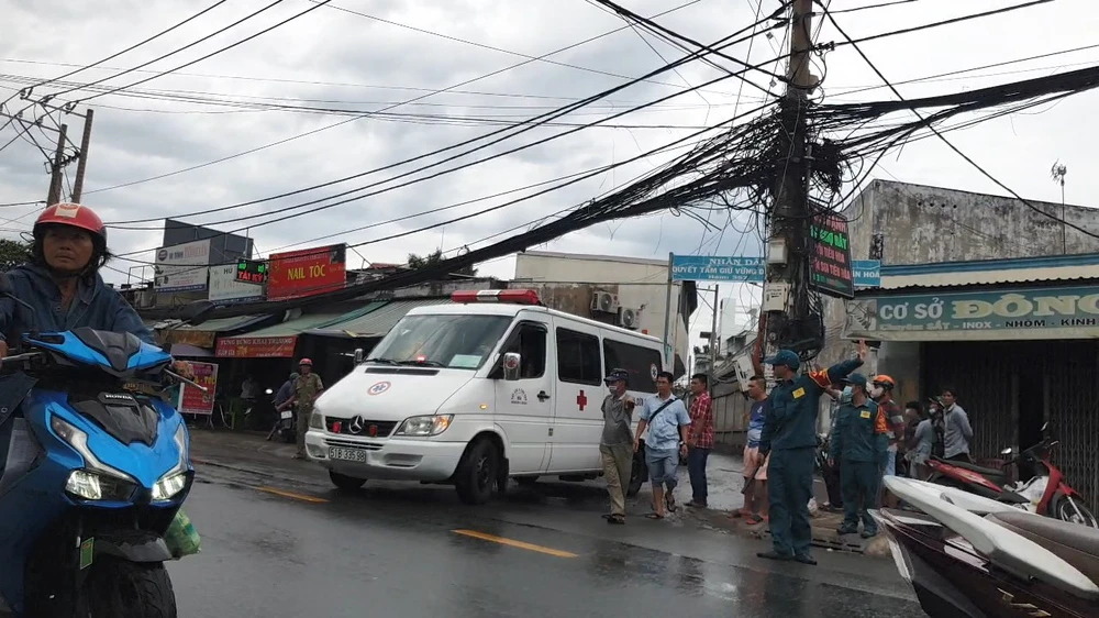 Đến khoảng 10 giờ trưa 9-6, thi thể nạn nhân được đưa khỏi hiện trường vụ cháy. Ảnh: NT