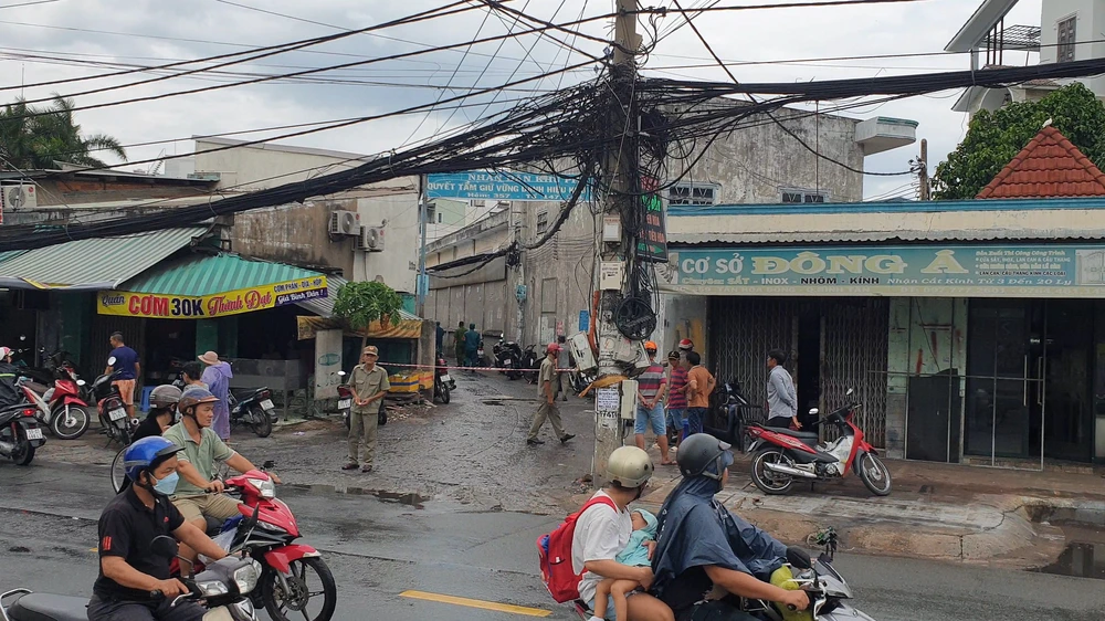 Cơ quan chức năng phong tỏa con hẻm 357 Tân Hòa Đông để phục vụ công tác khám nghiệm hiện trường, điều tra vụ cháy nhà trọ. Ảnh: NT