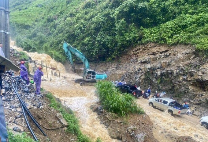 Máy múc khơi dòng. Ảnh: Mạnh Tour