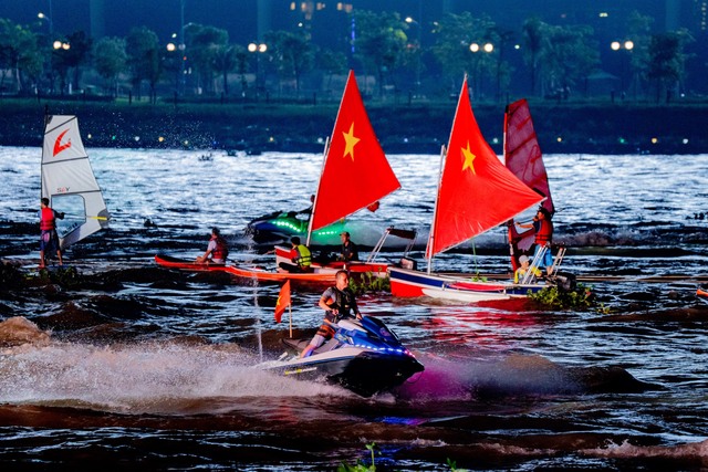 Biểu diễn thể thao, ca nô... dưới nước trong đêm bế mạc