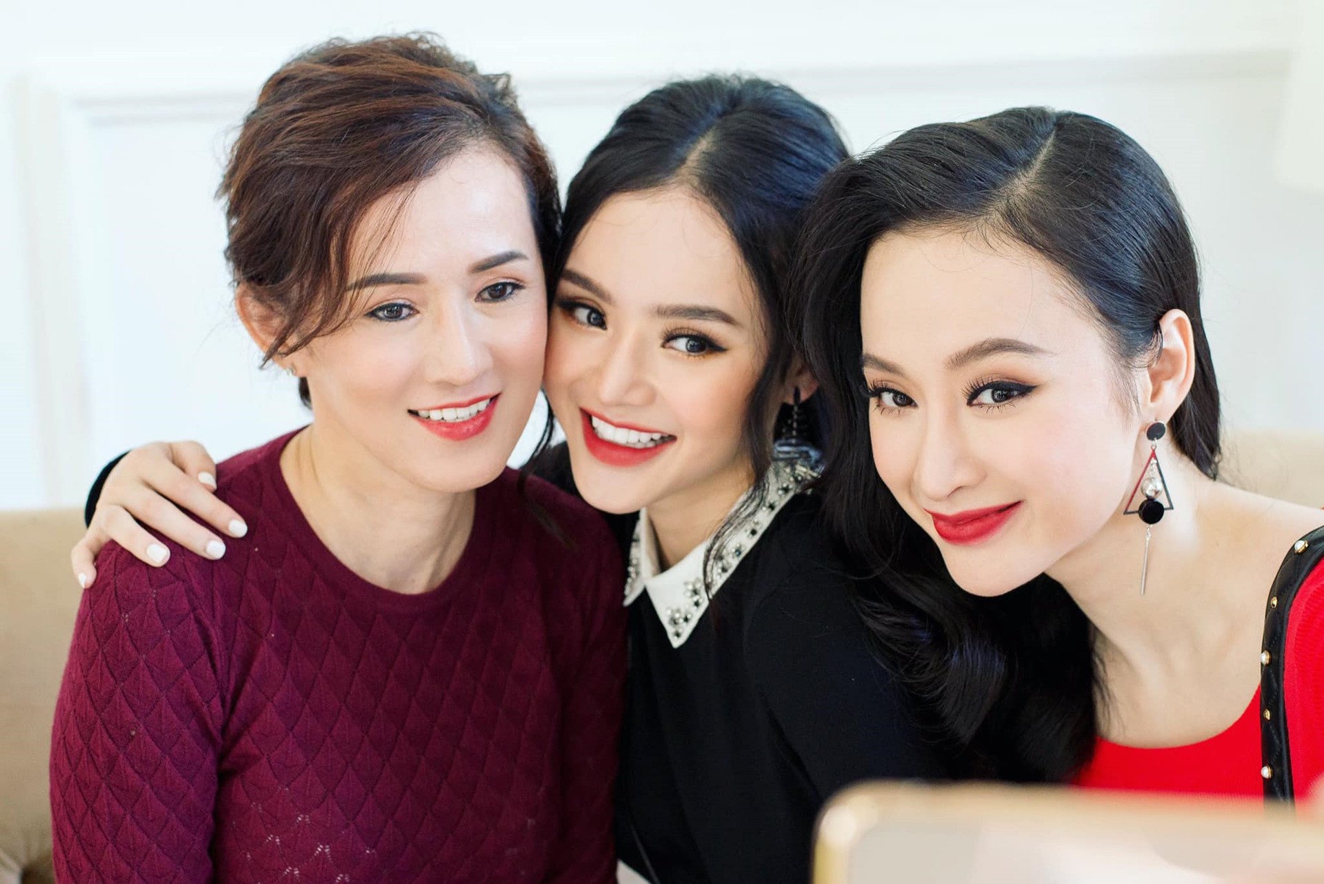 Ba mẹ con Angela Phương Trinh