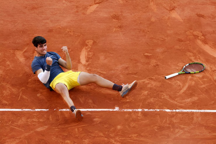 Roland Garros: "Vua đất nện" mới Alcaraz vỡ òa nâng cúp, Zverev thất thần - 3