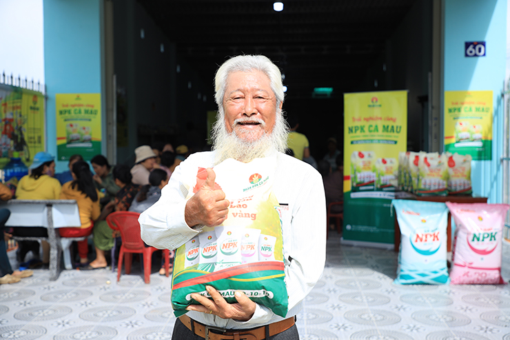 Ông Lưu Văn Cường (huyện Bắc Bình, tỉnh Bình Thuận) phấn khởi tại buổi trao tặng phân bón dùng thử NPK Cà Mau