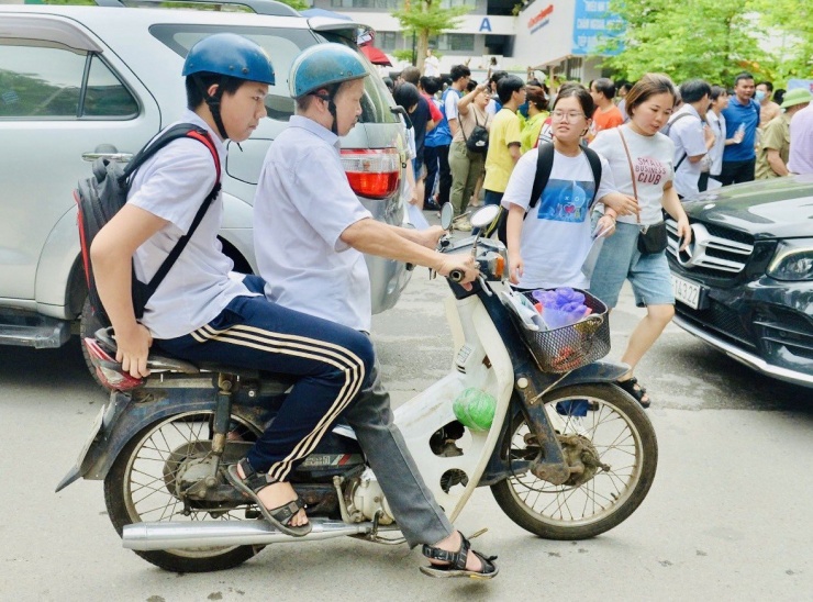 Là ông bố 80 tuổi chở con đi thi tại điểm thi trường THCS Trần Duy Hưng, Cầu Giấy