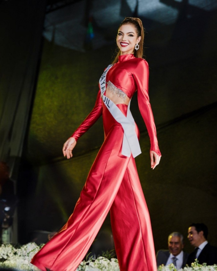 Mara Topic từng đại diện Ecuador tham dự cuộc thi Hoa hậu Hòa bình Quốc tế 2019 tại Venezuela và lọt vào top 10 chung cuộc.