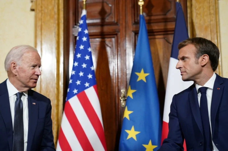 Tổng thống Pháp Emmanuel Macron hội đàm với Tổng thống Mỹ Joe Biden (trái) tại thủ đô Paris (Pháp) hôm 8-6. Ảnh: REUTERS