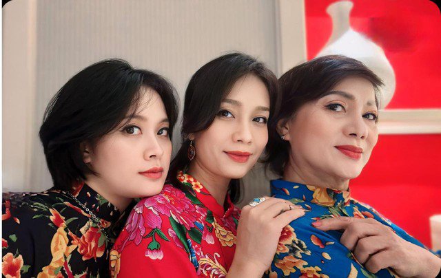 NSND Hương Dung và hai con gái.