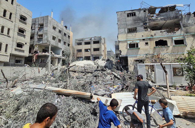 Khung cảnh đổ nát tại trại tị nạn Nuseirat ở Dải Gaza hôm 8-6 Ảnh: Reuters