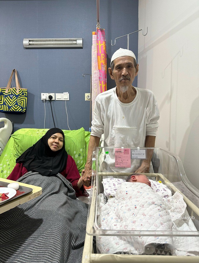 Ông Yob cùng vợ và con gái mới sinh tại bệnh viện ở Penang, Malaysia, hôm 31/5. Ảnh: @ummimakhapakyob