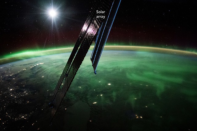 Cực quang do bão địa từ (bão Mặt Trời) bừng sáng trên một vùng rộng lớn, theo góc chụp từ Trạm Vũ trụ quốc tế ISS - Ảnh: NASA