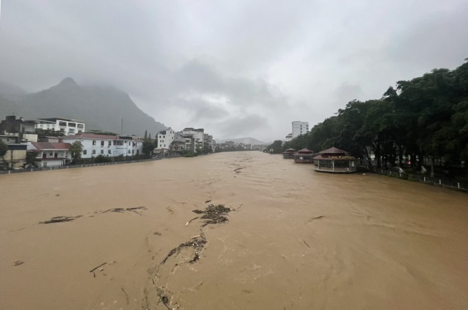 Nước lũ từ thượng nguồn đổ về TP Hà Giang khiến nước sông Lô dâng cao.