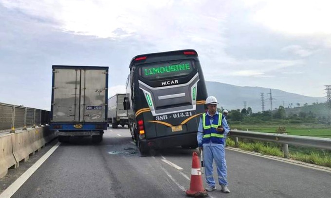 Đơn vị vận hành cao tốc phân làn xử lý sự cố sáng nay. Ảnh: Lam Sơn