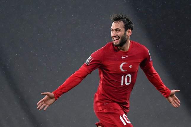 Nhạc trưởng Hakan Calhanoglu.