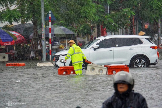 Mưa lớn gây ngập ở Hải Phòng sáng 9/6. Ảnh: Lê Tân