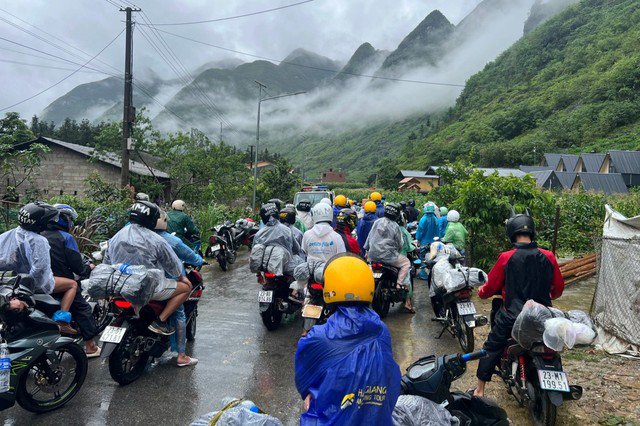 Du khách nước ngoài mắc kẹt tại Đồng Văn, Hà Giang do mưa lớn. Ảnh: Công an cung cấp