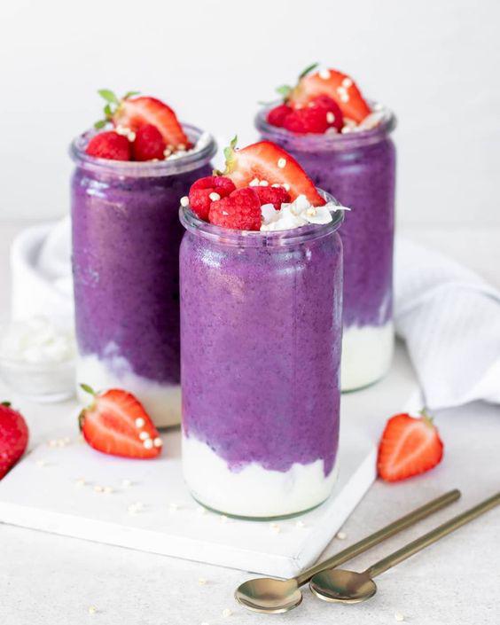 Smoothie khoai lang tím với dâu tây cho bữa sáng healthy.