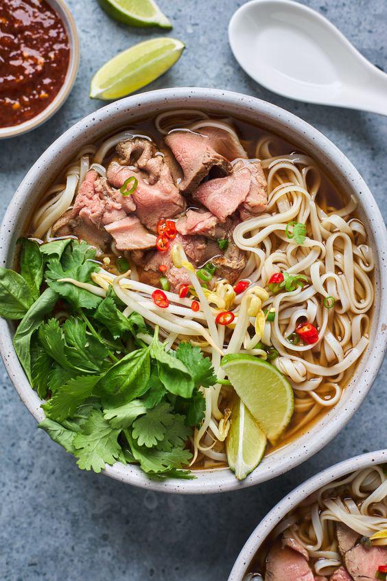 Phở bò không nước hầm xương nhưng vẫn đạt 8 điểm về độ thơm ngon, đảm bảo đủ dinh dưỡng với thời gian chuẩn bị chỉ khoảng 30 phút.