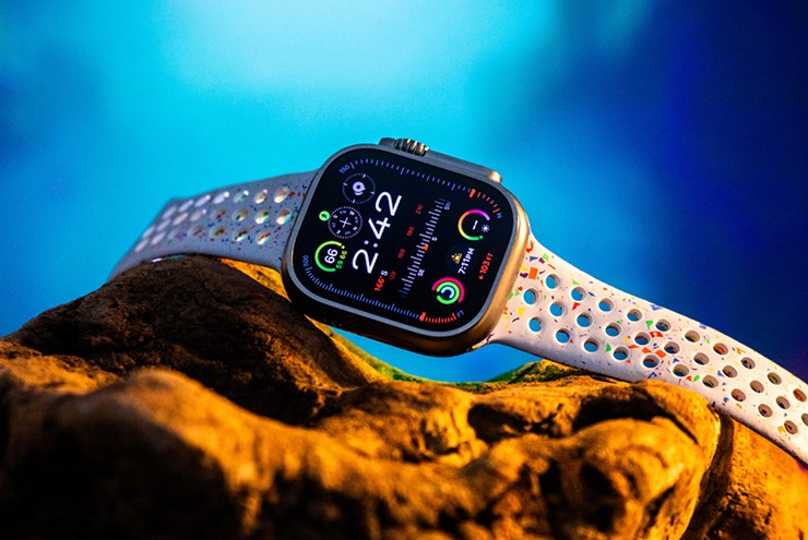 Apple Watch is still successful without the "i" prefix.