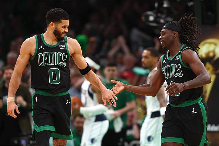 Tatum (trái) và Holiday đưa Celtics dẫn 2-0 trong loạt trận chung kết NBA