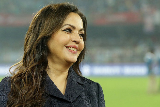 Bà Nita Ambani sinh năm 1963 tại Ấn Độ, hiện là Chủ tịch Quỹ từ thiện Reliance.
