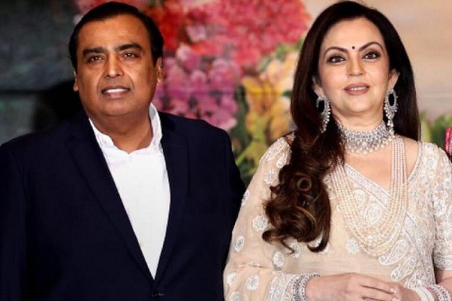 Bà và Tỷ phú Mukesh Ambani kết hôn năm 1985, có ba con, hai trai, một gái.
