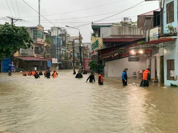 Nước nhanh chóng tràn vào 350 ngôi nhà, người dân không kịp di dời tài sản. Một số tuyến đường tại phường Minh Khai, Nguyễn Trãi, Trần Phú, Quang Trung, Ngọc Hà, Ngọc Đường, Phương Thiện… bị ngập nặng.