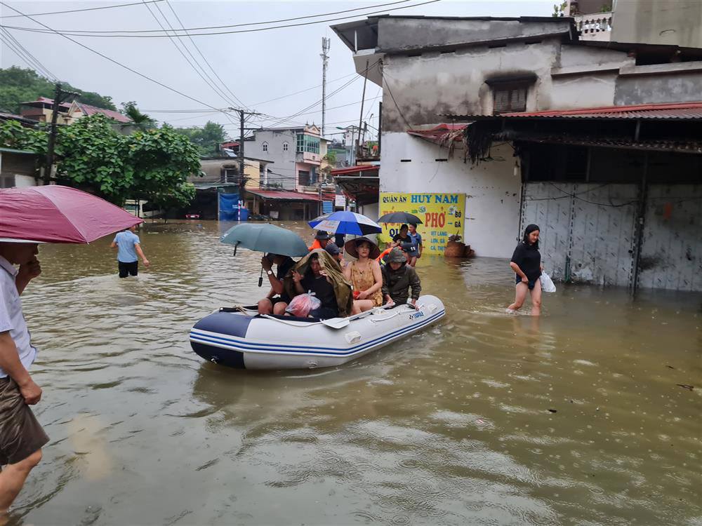 Cảnh sát phá dỡ mái nhà giải cứu người dân trong mưa lũ ở Hà Giang - 3