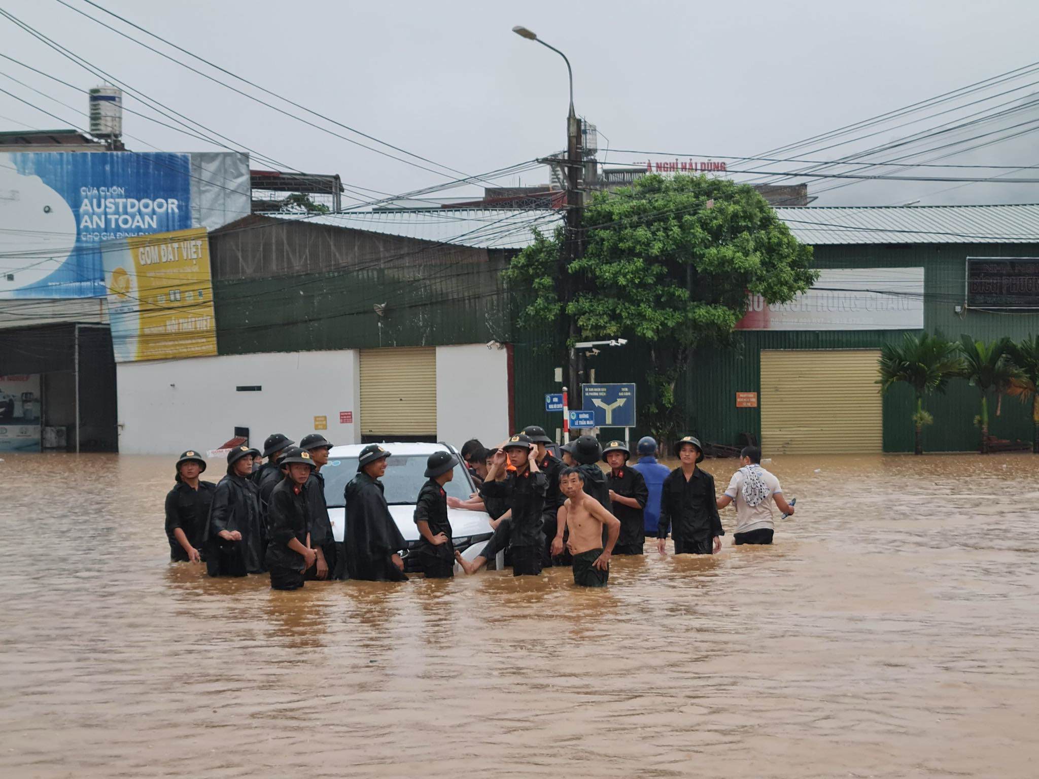 Hàng trăm cán bộ chiến sỹ cảnh sát đã dầm mình trong mưa bão, sử dụng các phương tiện như: xe đặc chủng, xuồng máy, xuồng cao su… để cứu nạn cứu hộ tại các điểm ngập sâu trong thành phố.