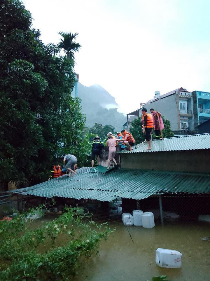 Cảnh sát đã phá dỡ mái nhà để giải cứu 4 người bị mắc kẹt trong nhà do nước dâng cao.