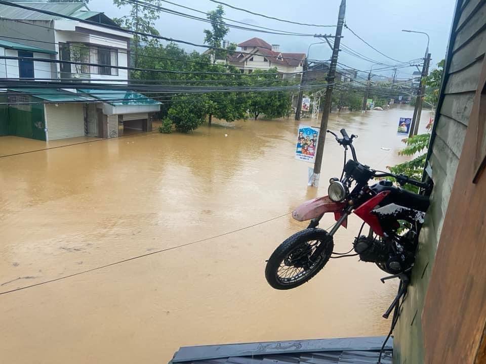 Nước lũ trên sông Lô đoạn chảy qua thành phố dâng cao, người dân tích cực chuẩn bị để di dời tài sản khi nước tràn vào. Có 50 ô tô và xe máy 70 xe cùng nhiều đồ dùng, vật dụng khác bị ngập nước.