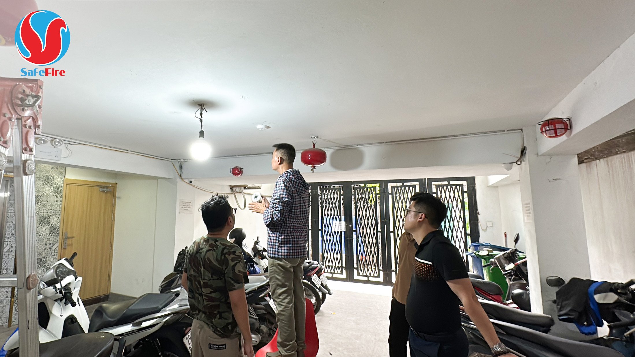 Các kỹ sư của SafeFire đang lắp đặt hệ thống báo cháy cho một chung cư mini trên địa bàn TP.Hà Nội