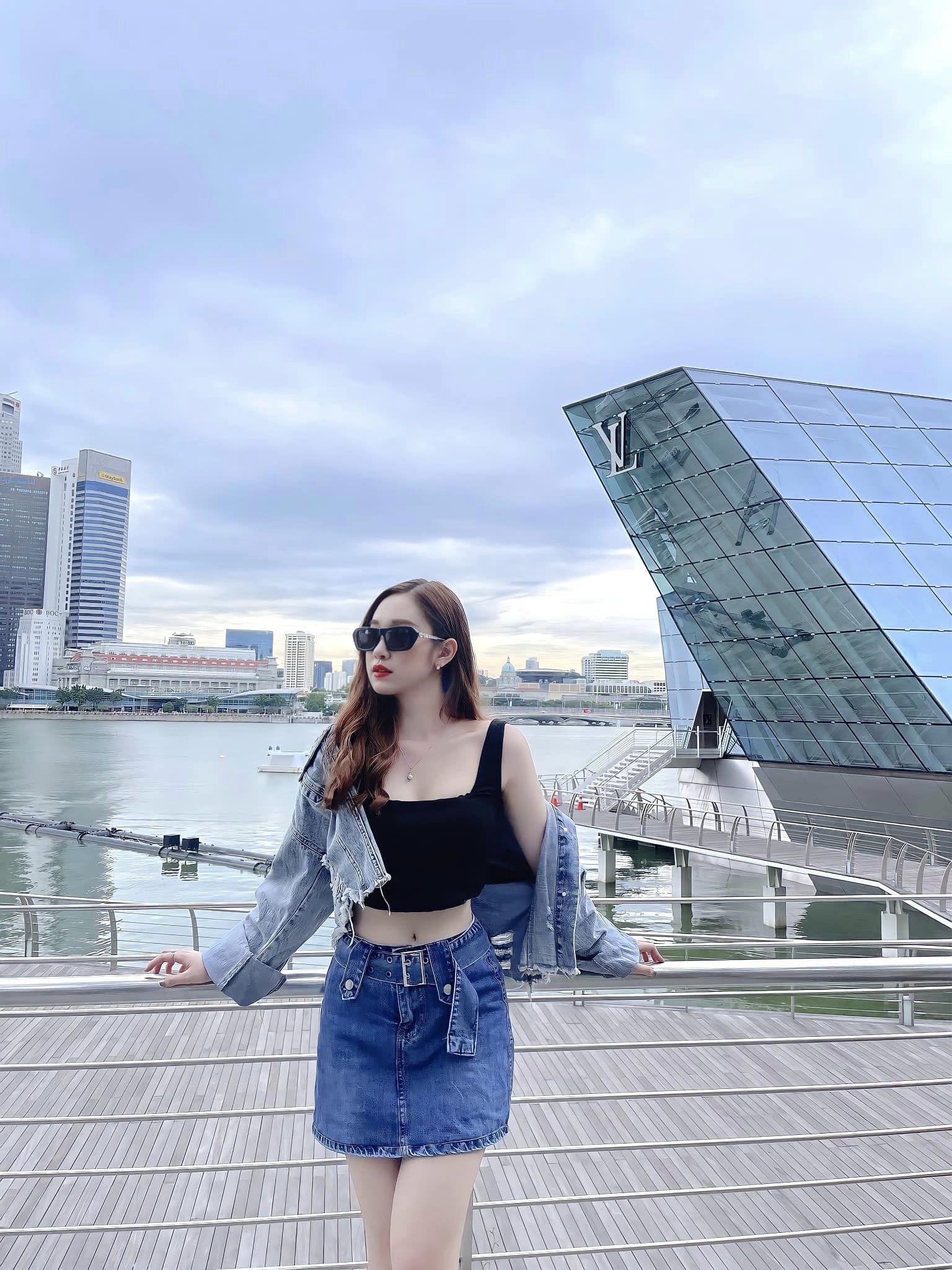 Khi đi chơi, cà phê cùng bạn bè, cô năng động, cá tính và trẻ trung hơn khi phối áo thun, áo croptop cùng quần jeans hoặc chân váy ngắn.&nbsp;