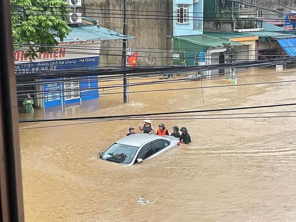 Chiếc ô tô con bị chìm trong “biển nước”