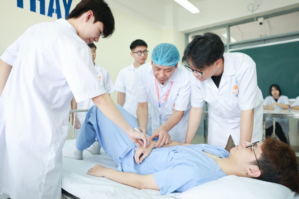 Y khoa, Dược học, Điều dưỡng là những ngành học có số lượng hồ sơ đăng ký xét tuyển lớn.