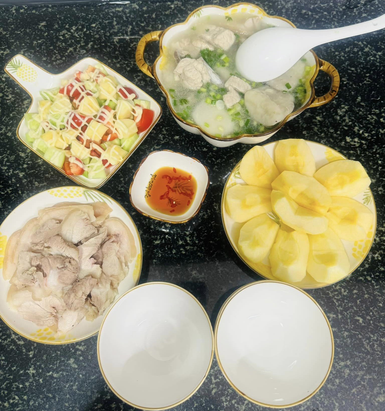 Thịt chân giò luộc + Canh khoai môn nấu xương + Salad trái cây + Táo